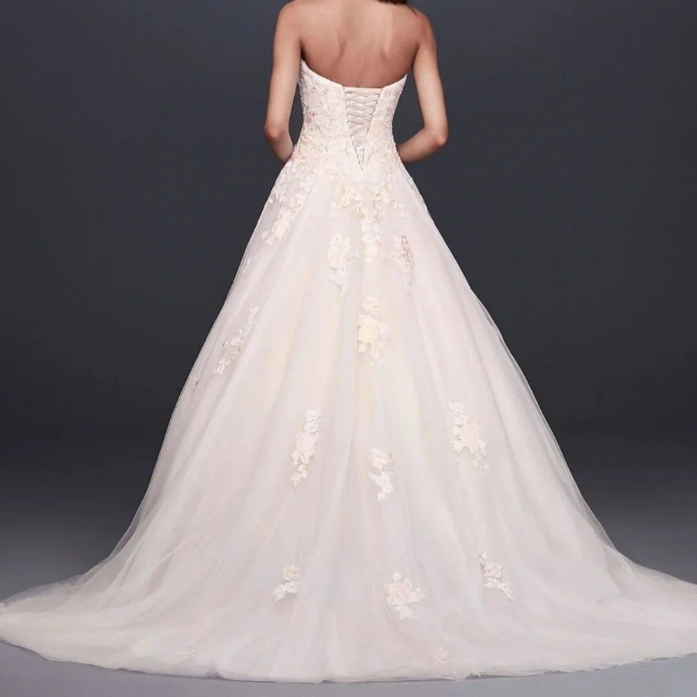NWT Brand new never worn. Elegant Lace Appliqué Ivory Wedding Dress Size 2 - Picture 2 of 6